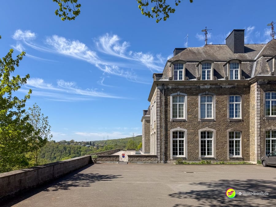 Flügel der Klosteranlage mit hohen Sprossenfenstern, davor ein weiter gepflasterter Vorplatz.