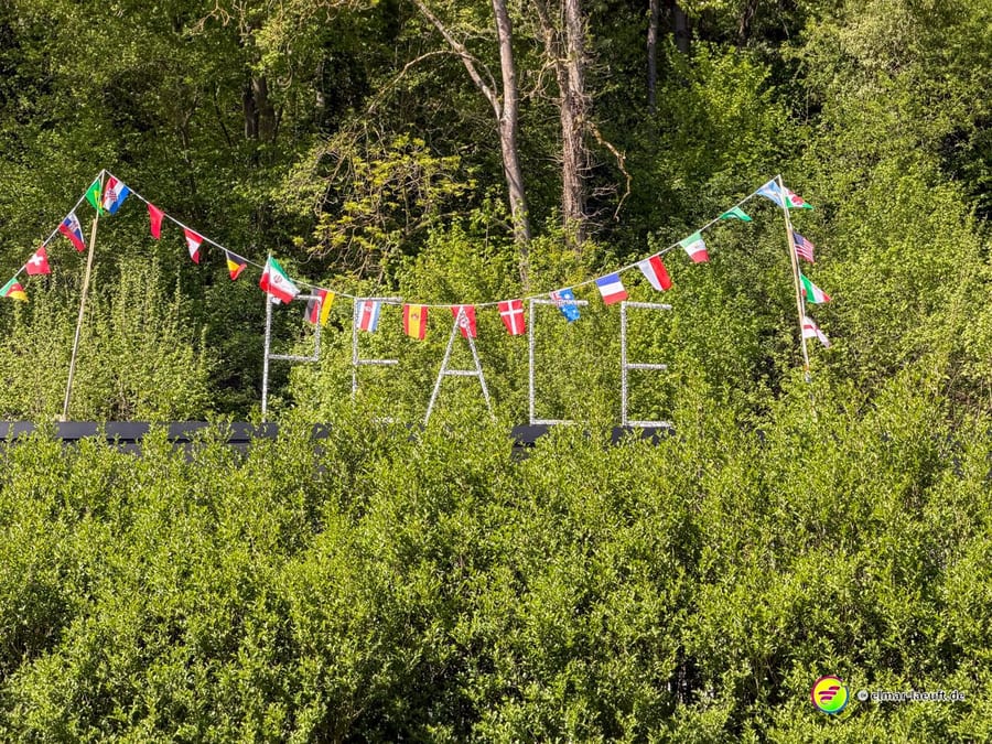Der PEACE-Schriftzug aus der Nähe, Wimpel mit Flaggen vieler Länder.