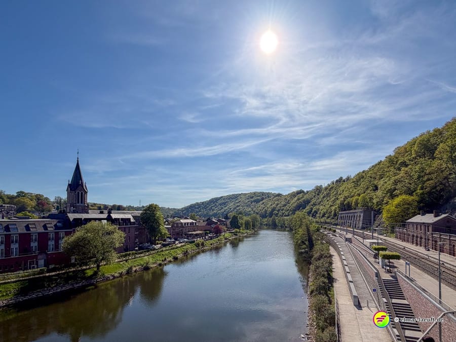 Tief stehende Sonne über dem Flusstal, rechts die Bahnstrecke.